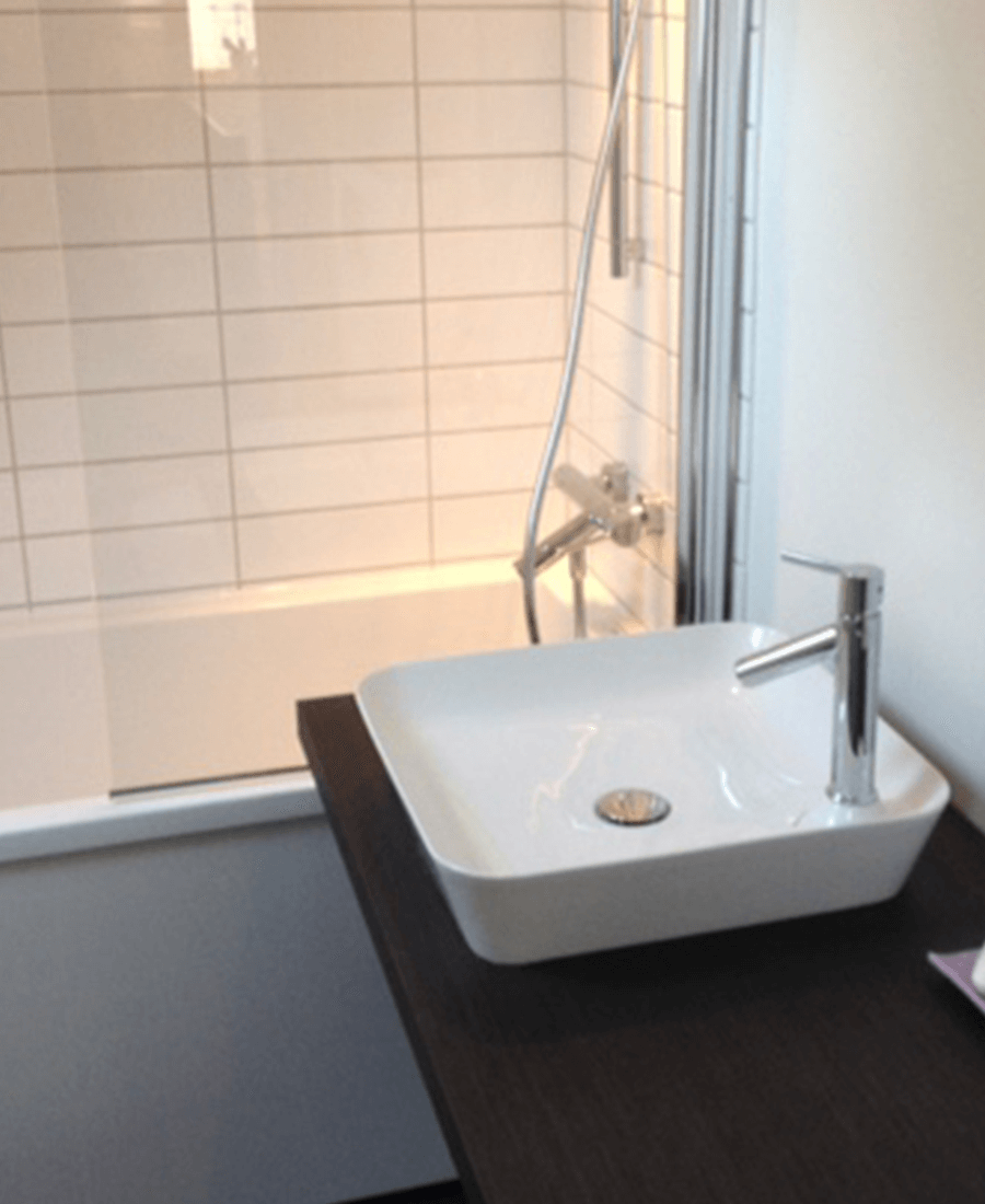 Nyt moderniseret badeværelse med hvid håndvask